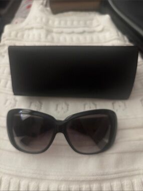 Fendi Classic Black Women's Oversized Sunglasses